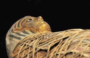Скарабеј наместо срце и златен јазик во устата: 49 амајлии скриени во мумијата на „Златното момче“