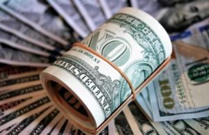 Доларот се стабилизира откако го достигна најниското ниво за седум месеци