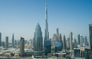 Дубаи го укинува данокот за алкохол и нема да наплаќа за дозволите за пиење