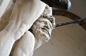 (ВИДЕО) Во Рим ја поправале канализацијата и пронашле древна мермерна статуа на Херкулес