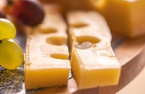 Зошто швајцарското сирење е полно со дупки?