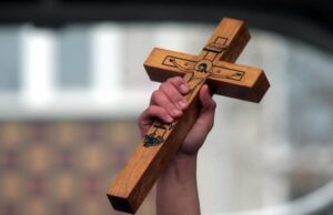 Богојавление-Водици: Што значи фаќањето на крстот?