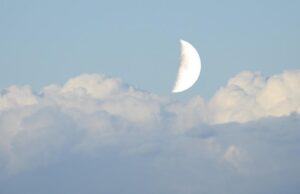 Зошто понекогаш можеме да ја видиме Месечината во текот на денот?