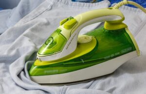 Трик со кујнска крпа: Еве како можете да заштедите енергија додека пеглате