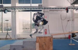 Робот покажа нови вештини: Се качи на градежно скеле, испорача алат и безбедно се врати на земја