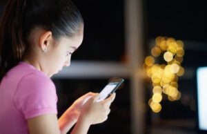 Како детето да се оттргне од паметните уреди во зимскиот распуст?