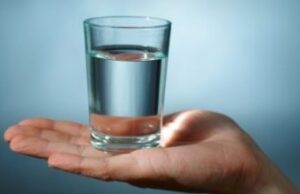 Дали гаргара со солена вода може да помогне при болки во грлото?