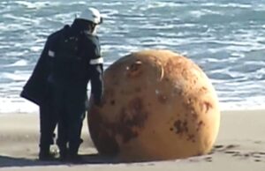 ВИДЕО: Мистериозна топка е пронајдена на јапонскиот брег, полицијата ја опколи областа