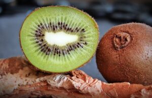 Дали е нормално јазикот да ве пецка додека јадете киви?