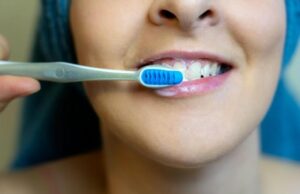 Забите не ви се бели? Еве која храна е најголемиот виновник за промена на нивната боја