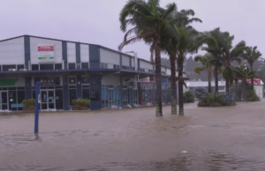 (ВИДЕО) Циклонот Габриел се оддалечи од Нов Зеланд, зад себе остави поплавени куќи и жртви