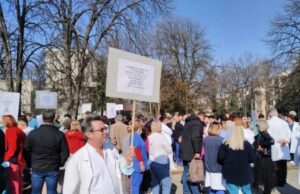 За три години, наместо ветените 10, добивме пет отсто покачување на платите, владејчката партија кампањата ја водеше на наш грб, велат здравствените работници кои денеска протестираа