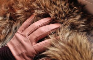 Зошто никогаш не треба да возите автомобил со зимски ракавици и јакна?