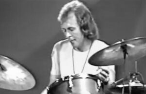 Почина Слим Боргуд, легендарниот тапанар на АББА и Формула 1 возач