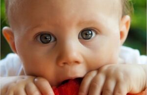 Зошто е опасно да ги оставите децата да јадат пред екран?