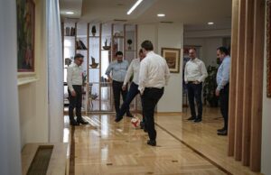 По долгиот и предизвикувачки ден: Министрите си направија анти-стрес забава за одбележување на заедничкиот успех