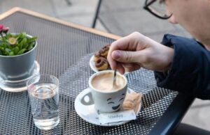 Пијалок кој речиси сите секојдневно го коснумираме, а може сериозно да им штети на бубрезите