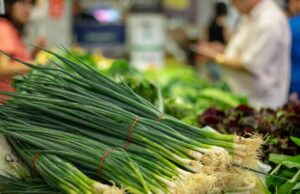 Нутриционистка објаснува кој треба, а кој не да јади млад кромид