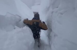 (ВИДЕО) Жителите на Калифорнија копаат тунели во снегот за да излезат од домовите