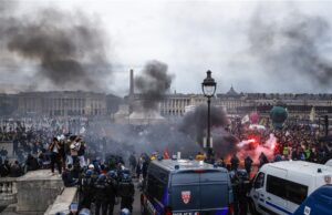 (ВИДЕО) Немири во Париз поради пензиските реформи, стотици уапсени