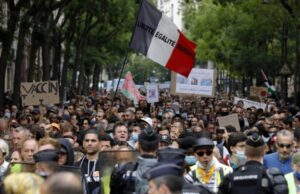 Протести во Франција поради законот за пензија