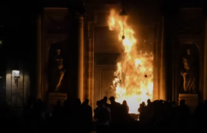 (ВИДЕО) Запалено градското собрание во градот Бордо на синоќешните протести во Франција