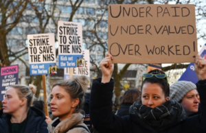 Десетици илјади млади лекари во Британија почнаа тридневен штрајк