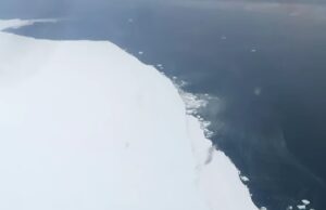 Објавени се воздушни снимки од мразот со големина на Лондон кој се отцепи од Антарктикот