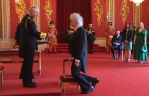 Брајан Меј беше прогласен за витез од кралот Чарлс