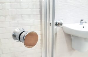 Како брзо да ја исчистите вратата од тушот за да свети?