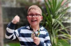 Македон Димитриевски го покажа сребрениот медал добиен на „Математика без граници“