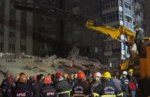 (ВИДЕО) Во Турција се урна шесткатница оштетена од земјотресите што ја погодија земјата