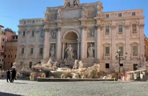 Активисти ја поцрнија водата во фонтаната во Рим: „Вака изгледа крајот на светот“