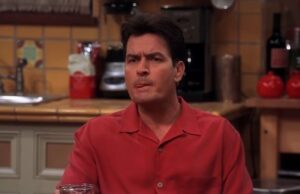 Чарли Шин се помири со креаторот на „Two and a Half Men“ и глуми во неговата нова серија