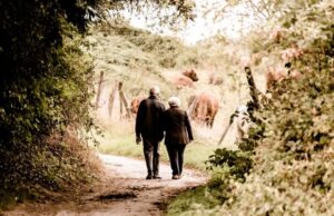 Нова студија открива колку треба да пешачите неделно ако сакате да живеете подолго