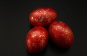 Што се прави со првото црвено Велигденско јајце од минатата година?