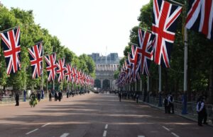 Нова книга за кралското семејство: „Елизабета беше уморна од испадите на Хари“