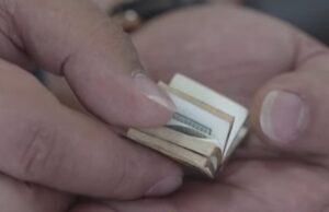 Во соседството се наоѓа најмалиот Куран во светот – светата книга е со големина на поштенска марка