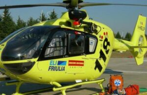 Италијанската крабрежна стража со хеликоптер спасила 32 мигранти од пуст остров крај Лампедуза