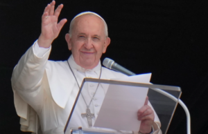 Папата Франциск излезе од болницата Гемели во Рим