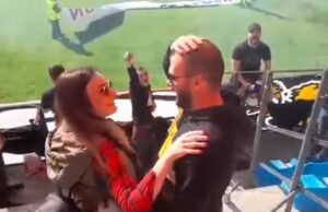 ВИДЕО: Интересно запросување на терен – фудбалерите извадија транспарент, навивачите скандираа!