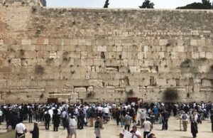 Отстранети молитвените белешки од западниот ѕид во Ерусалим