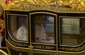 Носат наметки: Еве како изгледаат Чарлс и Камила на крунисувањето