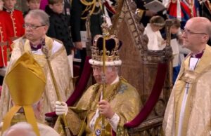 Гледачите беа збунети од песната што свиреше на крунисувањето: „Тоа е скриен знак“