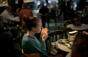 Пушачите во Македонија пушат по една кутија цигари на ден, скоро половина од возрасните пушат редовно