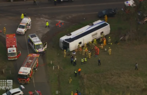 (ВИДЕО) Во Мелбурн камион удри во училишен автобус, 18 деца итно хоспитализирани