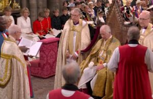 Прстите на кралот Чарлс се уште се загрижувачки отечени, еве кои се можните причини