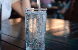 Што се случува со телото ако пиете газирана вода секој ден?