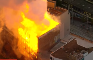 (ВИДЕО) Голем пожар зафати седумкатница во Сиднеј, зградата почна да се урива