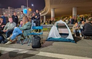 Дел од демонстрантите во Белград ноќта ја поминаа на блокади на автопат